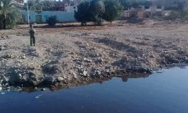 صور.. غرق شوارع قرية سلوا بحرى بأسوان فى مياه الصرف الصحى