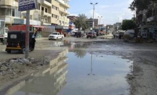 صور.. غرق شارع أبو تلات فى محافظة الإسكندرية بمياه الصرف الصحى