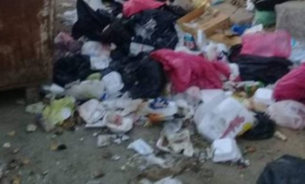 شكوى من تراكم القمامة بعمارات الفردوس فى محافظة أسوان