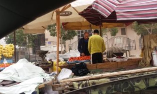 قارئ يشكو من وجود سوق عشوائى بمنطقة المنهل فى مدينة نصر.. صور