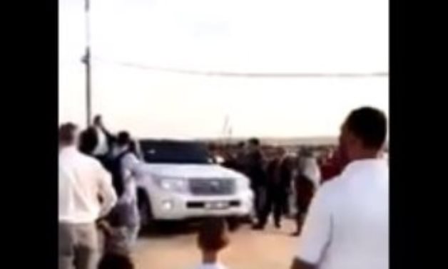 فيديو.. الفلسطينيون يقذفون موكب السفير القطرى فى غزة بالحجارة