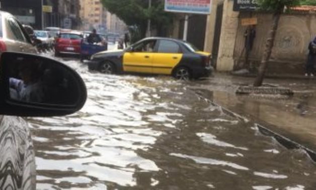 صور.. غرق شارع زيزينيا بأبوقير نتيجة هطول الأمطار بالإسكندرية
