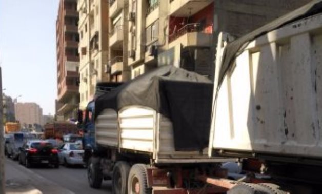 شكوى من التكدس المرورى بشارع اللبينى في الهرم بسبب سيارات النقل الثقيل