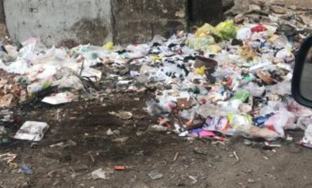 قارئة ترصد تراكم القمامة أمام مدرسة سان جورج فى مدينة نصر