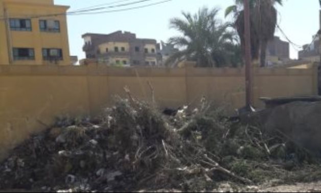 صحافة المواطن.. قارىء يشكو تراكم القمامة بجوار مدرسة العروبة فى أسوان