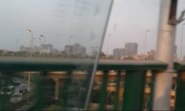 قارىء يرصد أعمدة الإنارة مضاءة نهارا خلف جامعة القاهرة