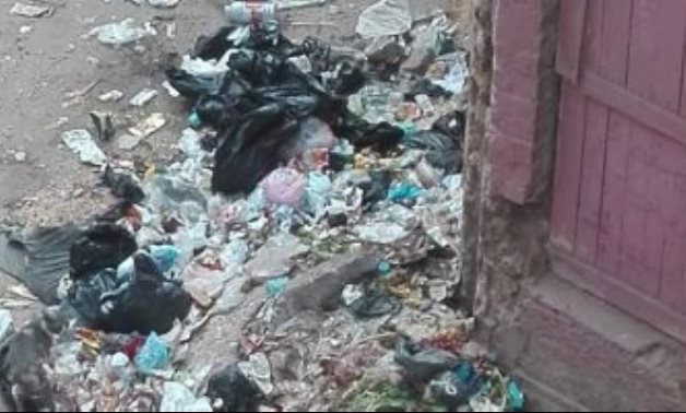 شكوى من انتشار أكوام القمامة أمام مدرسة المدائن بالوراق