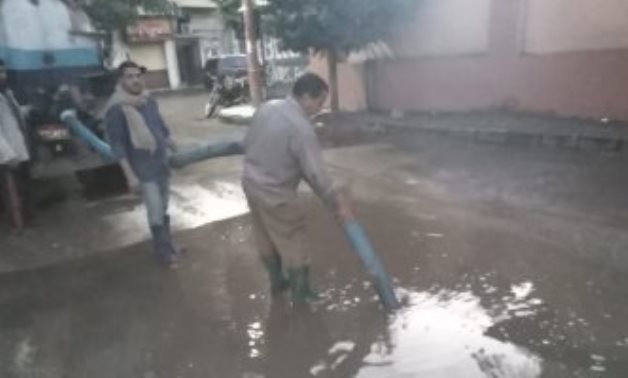 صور.. سيارات لشفط مياه الأمطار من شوارع مدينة بنى سويف