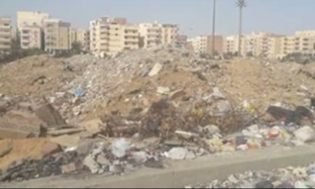 قارىء يشكو انتشار القمامة والباعة الجائلين بمنطقة 6 أكتوبر.. صور