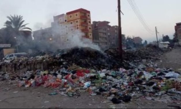 قارىء يشكو تراكم القمامة بمدخل قرية كفر الحصر بالزقازيق.. صور