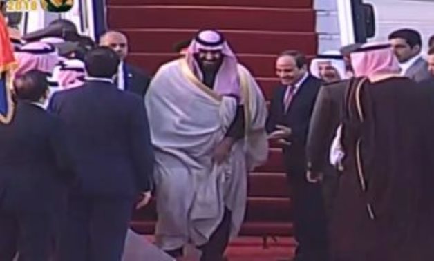 الرئيس السيسى يستقبل ولى العهد السعودى فى مطار القاهرة