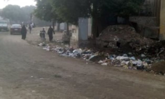 القمامة تحاصر مركز شباب ومكتب بريد قرية دلجا بالمنيا ومناشدة بتوصيل الصرف
