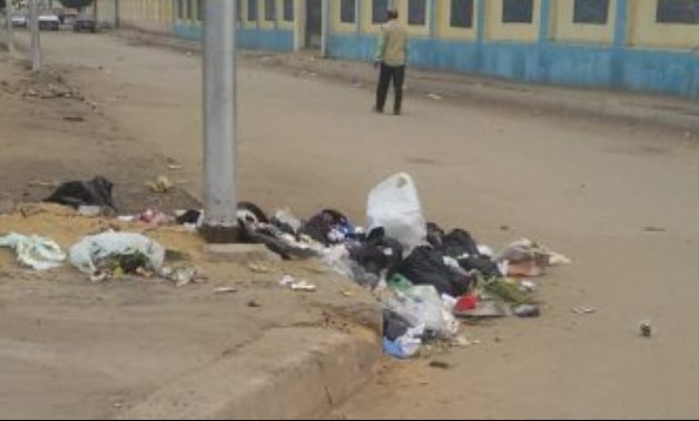 قارىء يشكو تراكم القمامة أمام مدرسة اعداية فى مدينة السلام