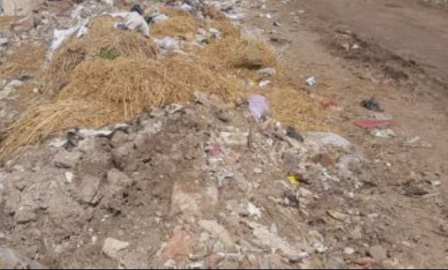 قارىء بقرية الأرنب بكفر الشيخ يطالب بتوفير صناديق للقمامة