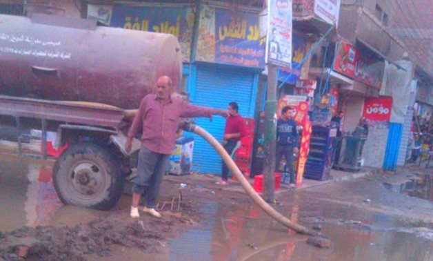 اضبط مخالفة.. توقف محطة الصرف الصحى بشبين القناطر يغرق شوارع قرية "النعناعية"