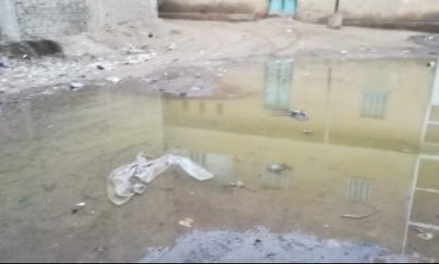 شكوتك بصوتك.. مواطن بقرية الشوبك: بيوتنا غرقانة فى مياه الصرف الصحى
