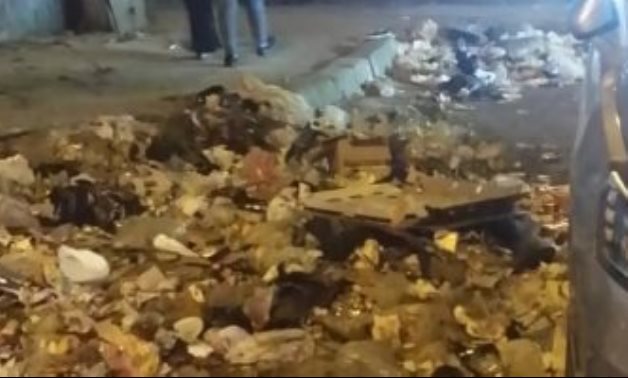صور.. قارئة تشكو انتشار القمامة بشارع سنان باشا فى الزيتون