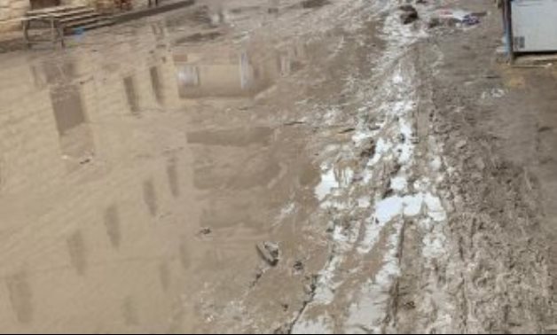 صور.. مياه الأمطار تحول شارع الجامع فى الإسكندرية لبرك طينية وتشل حركة المواطنين