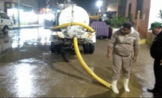 شركة مياه القليوبية: 25 سيارة وشفاط فى الشوارع لرفع تراكمات مياه الأمطار