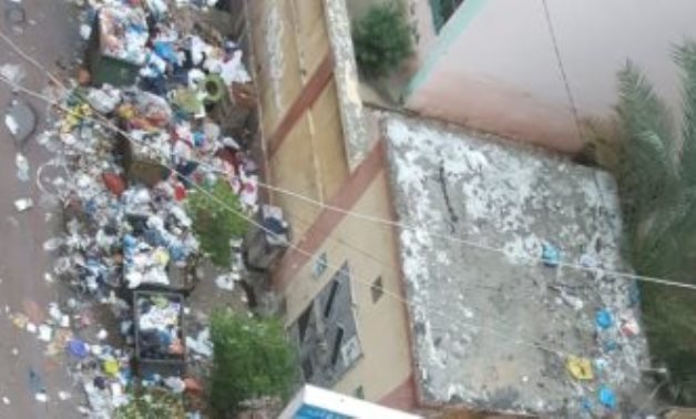 صحافة المواطن.. شكوى من تراكم القمامة بشارع سوق شيديا فى الإسكندرية