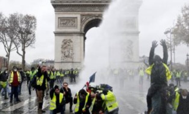 صحافة باريس تفتح النار على "السترات الصفراء"