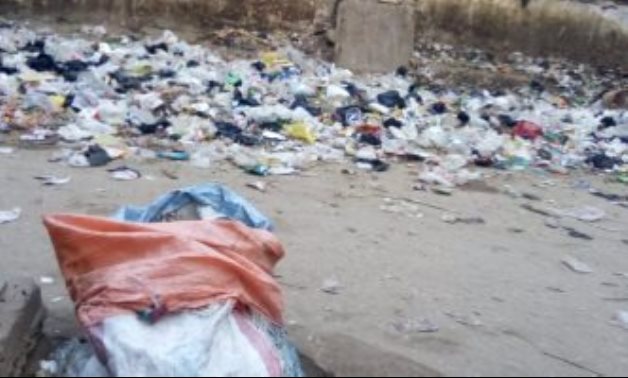 قارئة تشكو انتشار القمامة أمام إحدى المدارس بالحوامدية