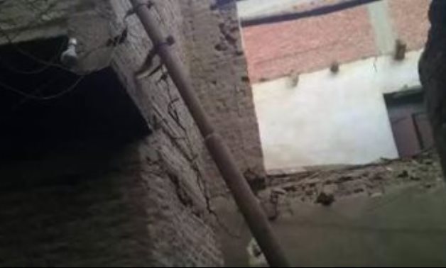 قارىء يشكو سقوط عامود كهرباء على منزله بقرية البياضية بسوهاج