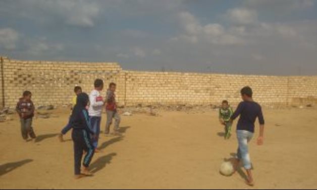 صور.. أطفال المنشية ببنى سويف يلعبون كرة القدم على الصخور ويطالبون بمركز شباب