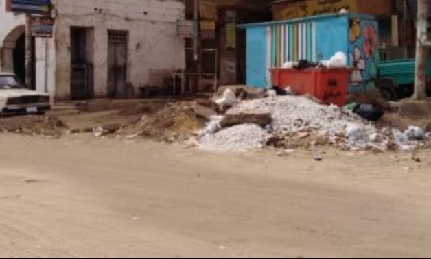 شكوى من تراكم القمامة والمخلفات بجوار مبنى مديرية التعليم فى سوهاج