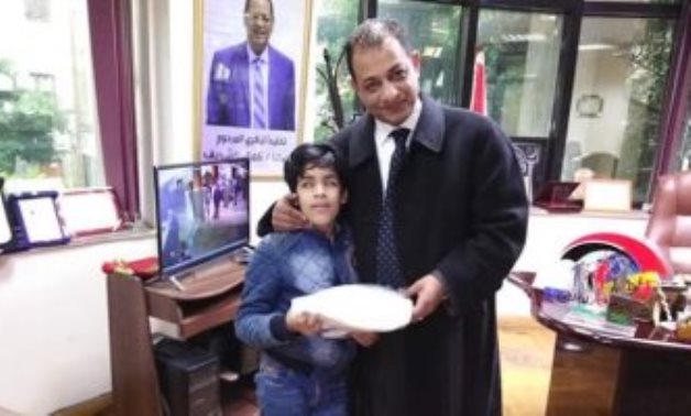 "تضامن الإسكندرية" تقدم عمرة للطفل "محمد ووالده" لفوزه فى مسابقة حفظ القرآن