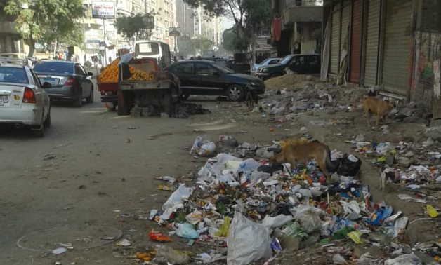 صحافة المواطن.. قارىء يشكو انتشار القمامة فى ميدان النعام بعين شمس.. صور