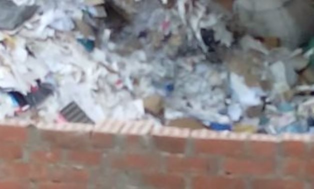 قارىء يشكو انتشار أكوام القمامة بأحد شوارع منطقة حوض النزهة السلام.. صور