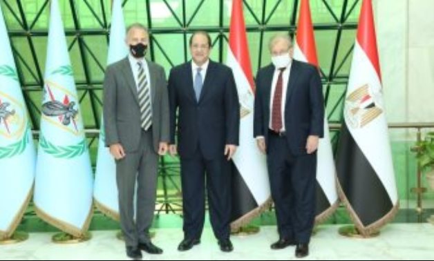 الوزير عباس كامل يلتقى سفيرى الولايات المتحدة فى القاهرة وليبيا
