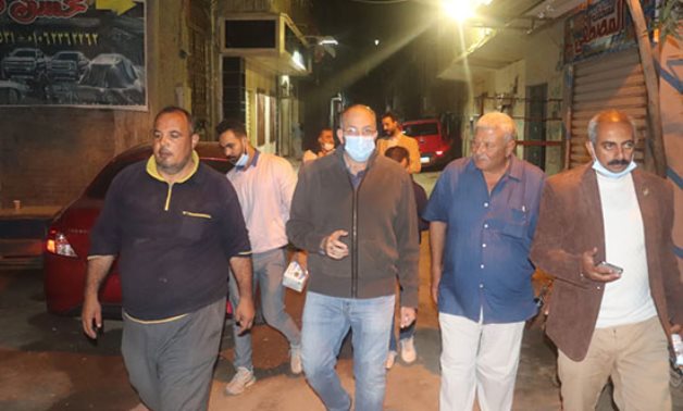 النائب حسام المندوه الحسيني يواجه مسئولي شركات النظافة بشكاوي أهالي بولاق الدكرور