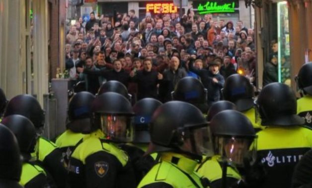 البرلمان الهولندى يناقش حظر ارتداء الحجاب على ضابطات الشرطة