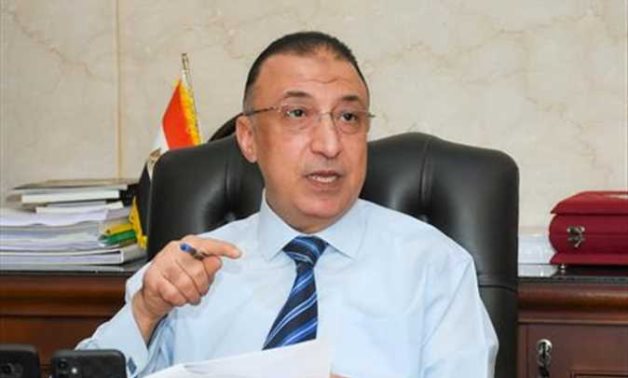 محافظ الإسكندرية يهدى درع المحافظة لوفد لجنة النقل والمواصلات بمجلس النواب