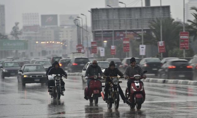 محافظ القاهرة يطالب المواطنين بعدم النزول للشوارع مساء اليوم بسبب سوء الطقس