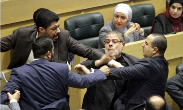 بعد خناقة تحت القبة.. النواب الأردنى يعاقب أحد نوابه بتجميد عضويته عامين