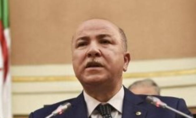 رئيس الحكومة الجزائرية: تسريع رقمنة قطاع المالية لتحسين جودة الخدمة