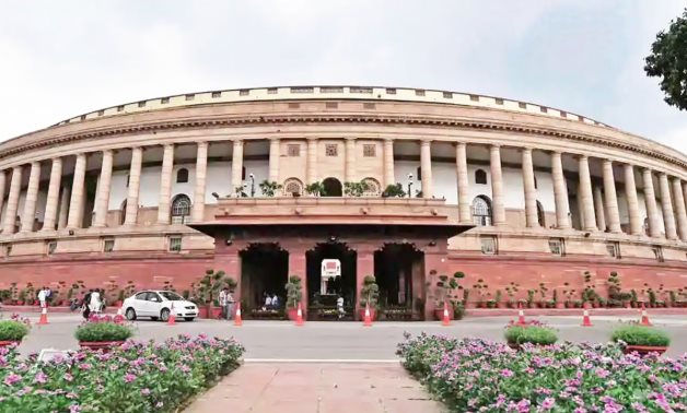 طوله 11 قدم.. سجاد كشمير مصنوع يدويا يٌزين مبنى البرلمان الهندى الجديد