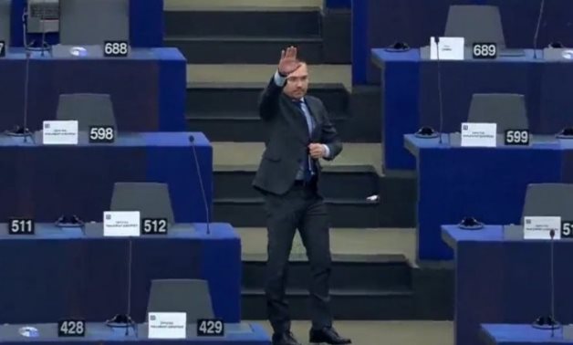 بسبب التحية النازية.. البرلمان الأوروبى يعاقب أحد أعضائه