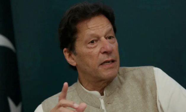 وزير الدفاع الباكستاني: ندرس حظر حزب عمران خان السياسي
