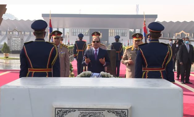 الرئيس السيسى يضع إكليلا من الزهور على النصب التذكارى بمناسبة تحرير سيناء