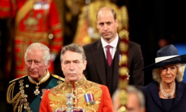 نيابة عن الملكة إليزابيث.. الأمير تشارلز ووليام يشاركون في افتتاح البرلمان