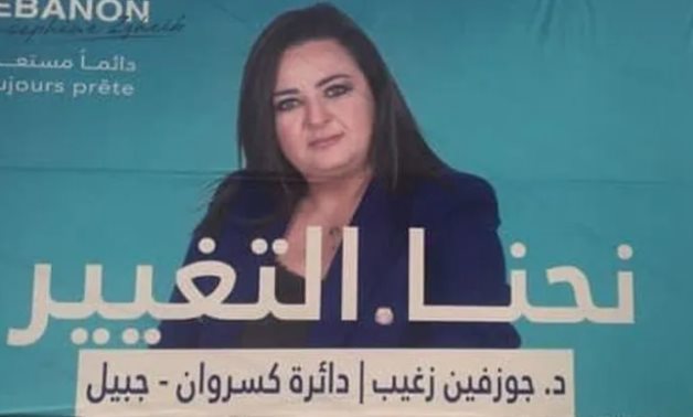  مرشحة لبنانية تحول اللافتات الانتخابية إلى حقائب مدرسية