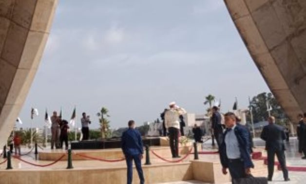 رئيس الوزراء يزور مقام الشهيد بالجزائر ويضع إكليلا من الزهور على النصب التذكاري