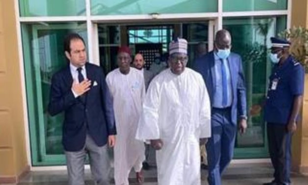 رئيس «برلمان السنغال» يستقبل أمين حكماء المسلمين بمطار داكار