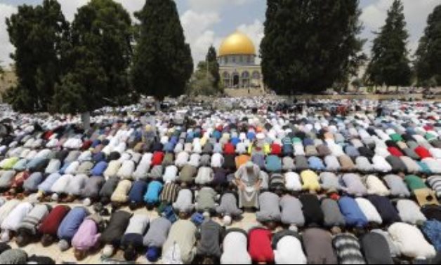 عشرات الآلاف من الفلسطينيين يؤدون صلاة الجمعة بالمسجد الأقصى المبارك