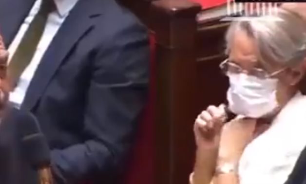 بالفيديو.. رئيسة وزراء فرنسا تنتهك حرمة البرلمان وتدخن  سيجارة إلكترونية تحت الكمامة