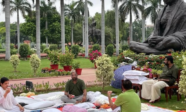 نواب المعارضة بالهند يتناولون "فراخ تندوري" خلال اعتصامهم اعتراضًا على التضخم.. ومواطنون: مهزلة